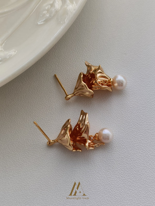 Skirt pearl earrings